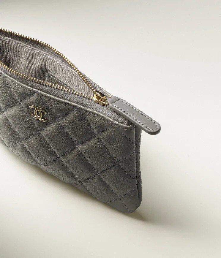 透過一個拉鍊打造的隔層。