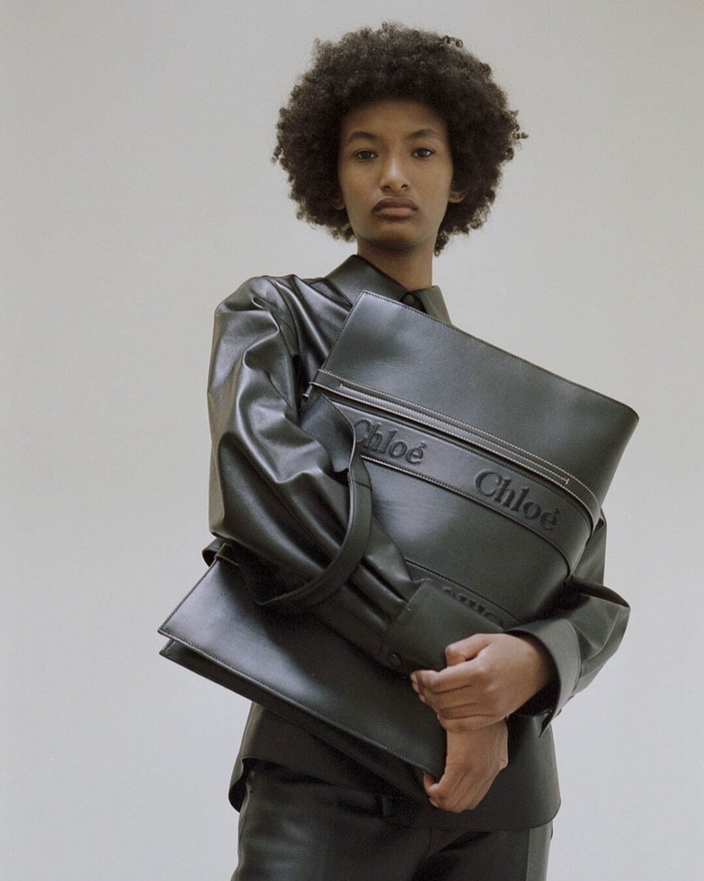 模特兒演繹Large Woody Tote Bag。