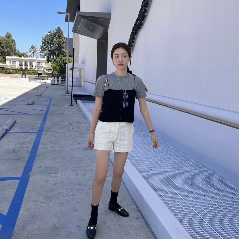 灰色與黑色中性色調互相配襯。