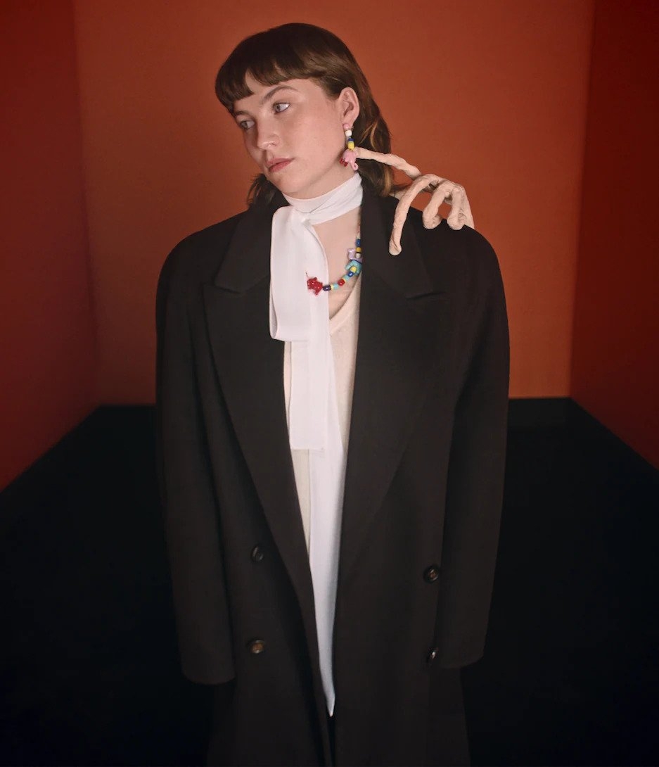 冰島歌手碧玉Björk女兒Ísadóra Bjarkardóttir Barney詮釋Miu Miu全新珠寶首飾。