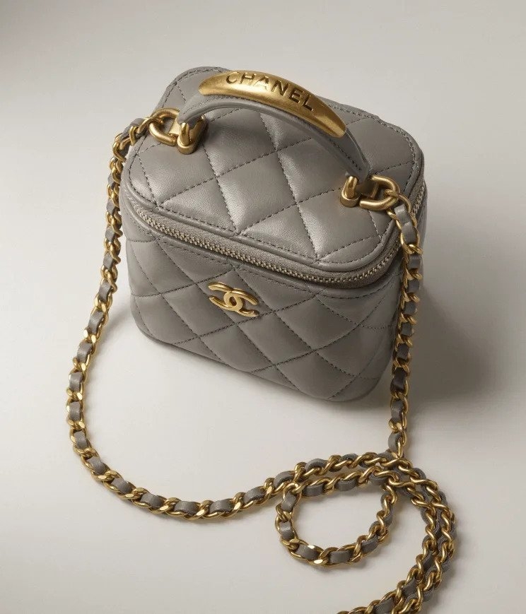 手提把注入迷人的金屬元素。