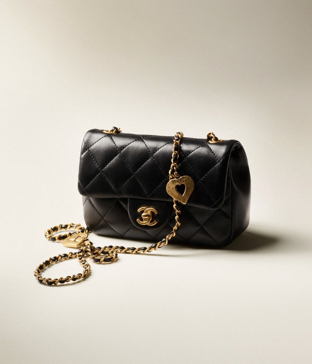 在經典的Flap Bag中加入一點巧思。