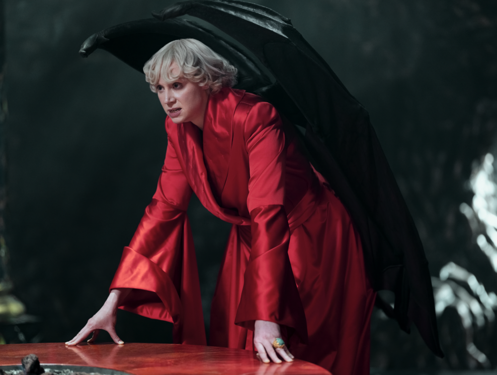 她也在人氣影集《The Sandman》(睡魔)演出。