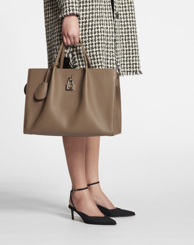皮革的材質更具質感,讓你上班都能時髦登場。