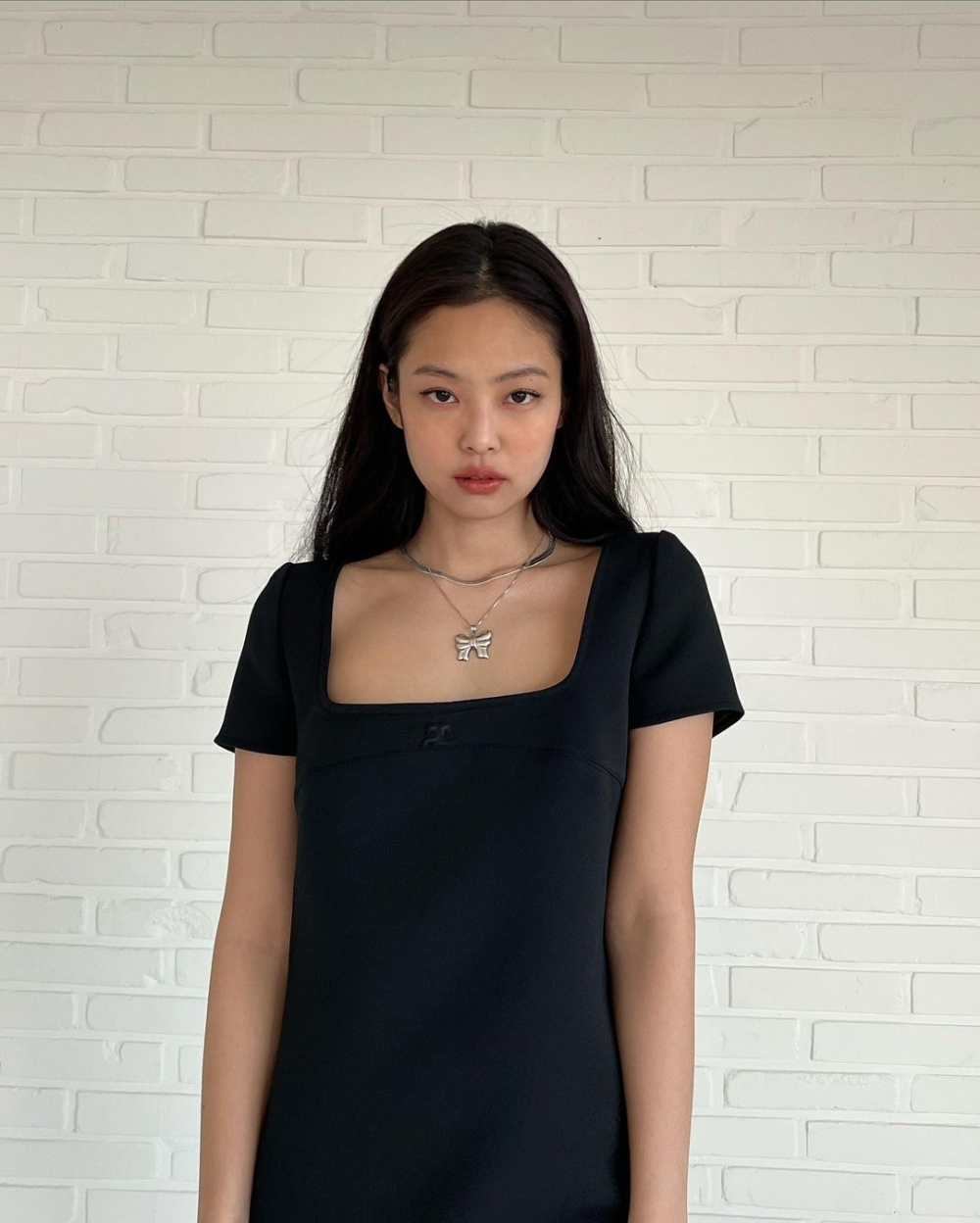 與Jisoo一樣,Jennie的髮色大多以深色為主,更曾被媒體稱她是「萬年黑髮」。