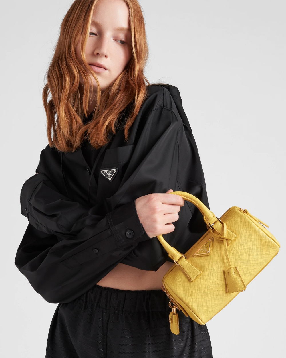 模特兒演繹Prada Saffiano leather Top-Handle Bag-Sunny Yellow。