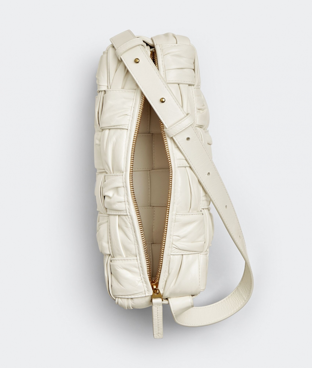 以拉鍊設計取代過去的磁釦元素。