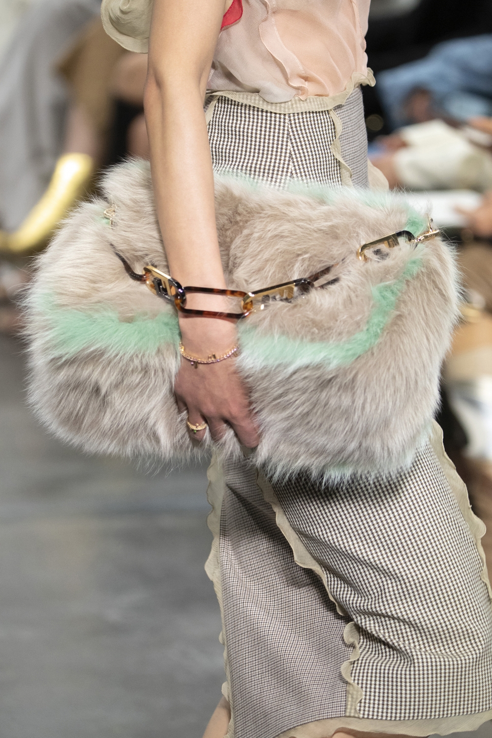 FENDI 2022年秋冬女裝大秀模特兒拿著O'Lock Zip包款。