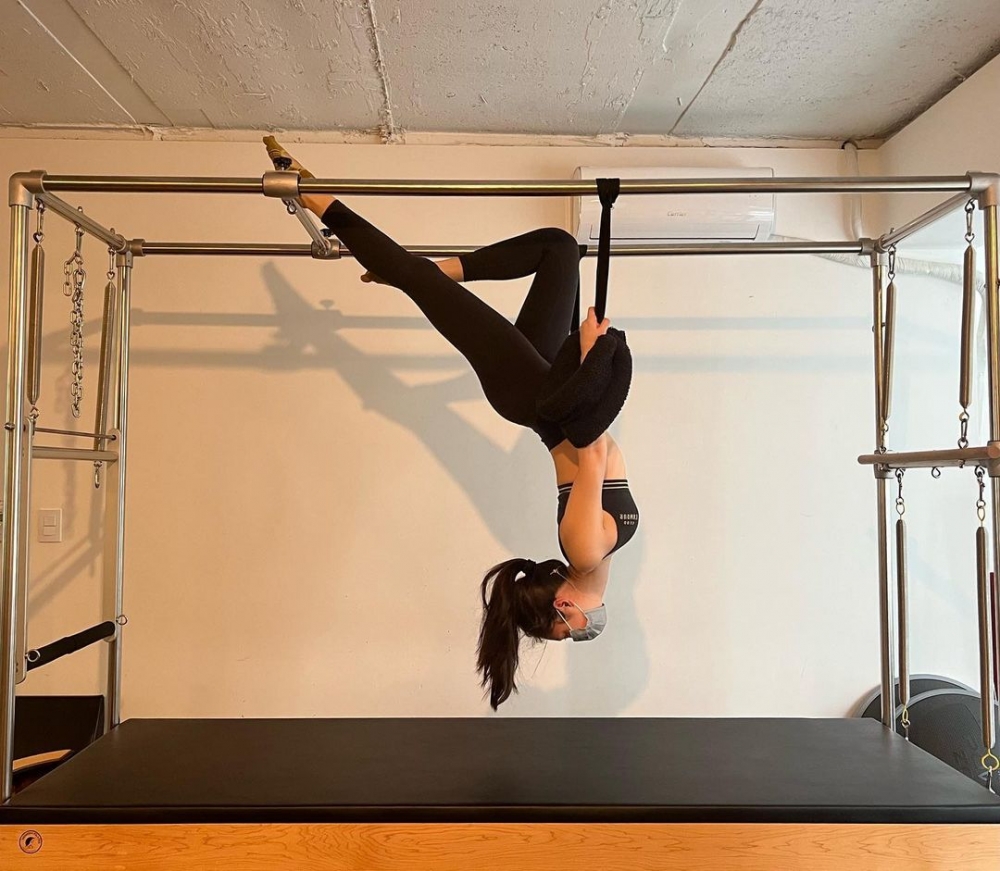 Jennie練Pilates的模樣。