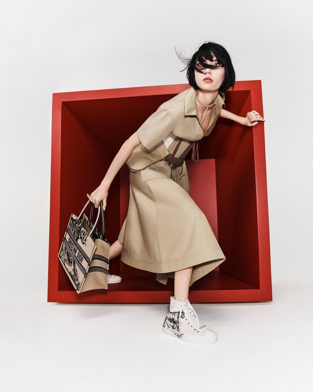 模特兒詮釋Medium Dior Book Tote。