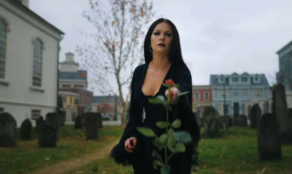 她飾演媽媽Morticia Addams。