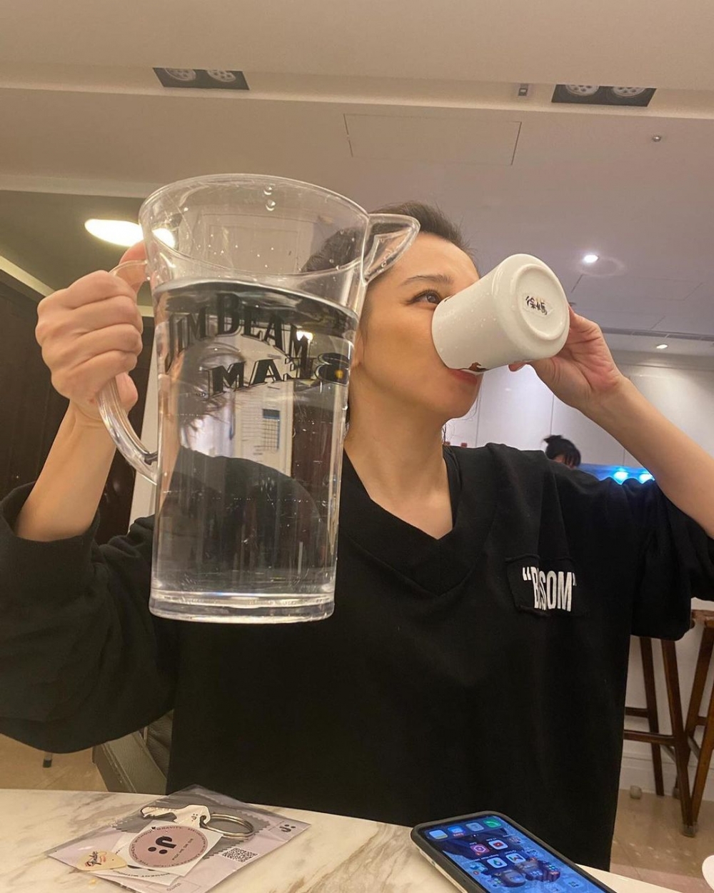10個女星10個都告訴你:喝大量的水是維持肌膚水潤的不二法門。