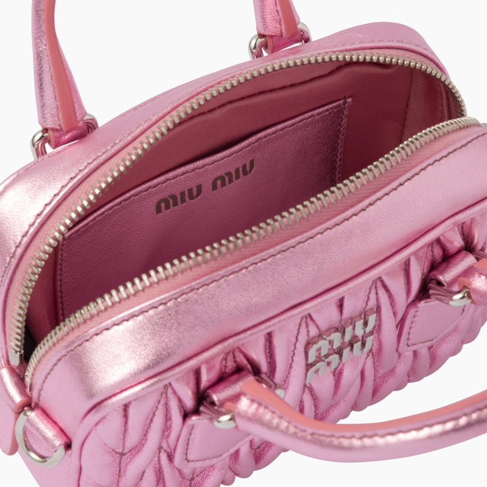 小巧的樣子利用高級的細節點亮手袋。