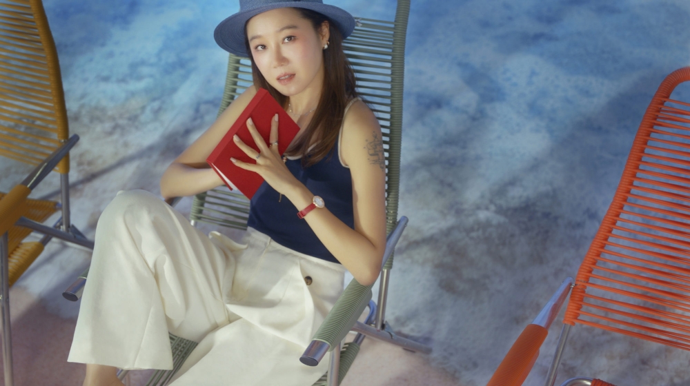 她的這套穿搭質感又充滿摩登質感。