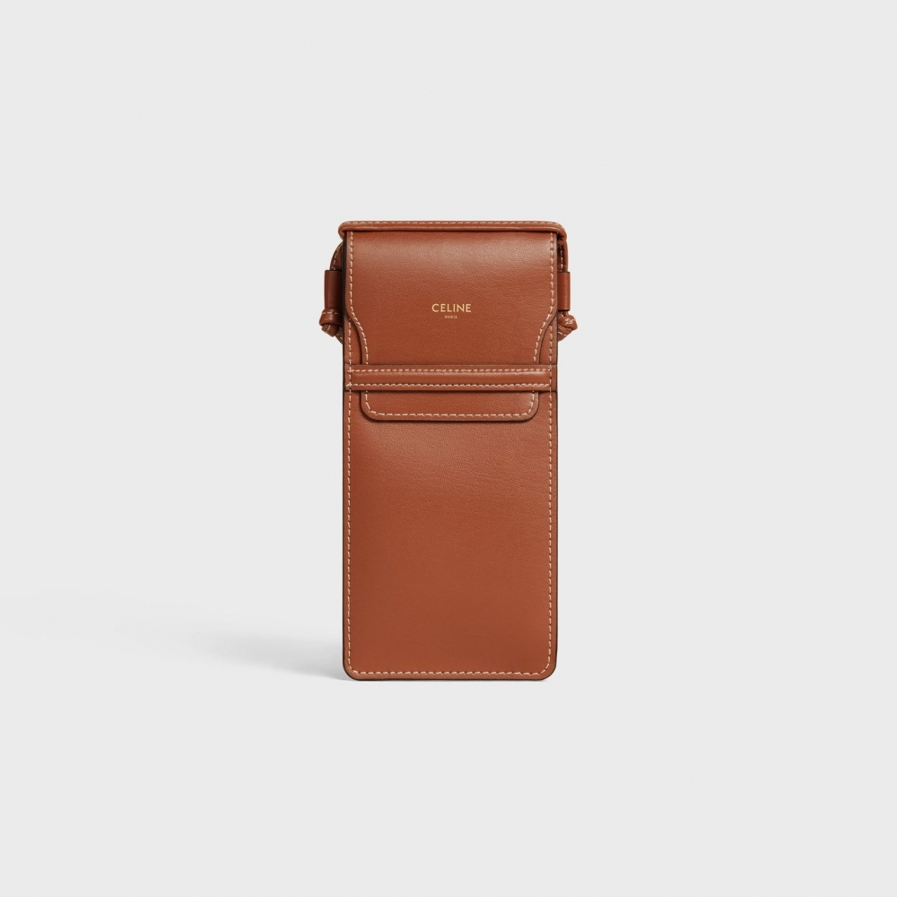 搭配的眼鏡帶是百搭的棕色款式。