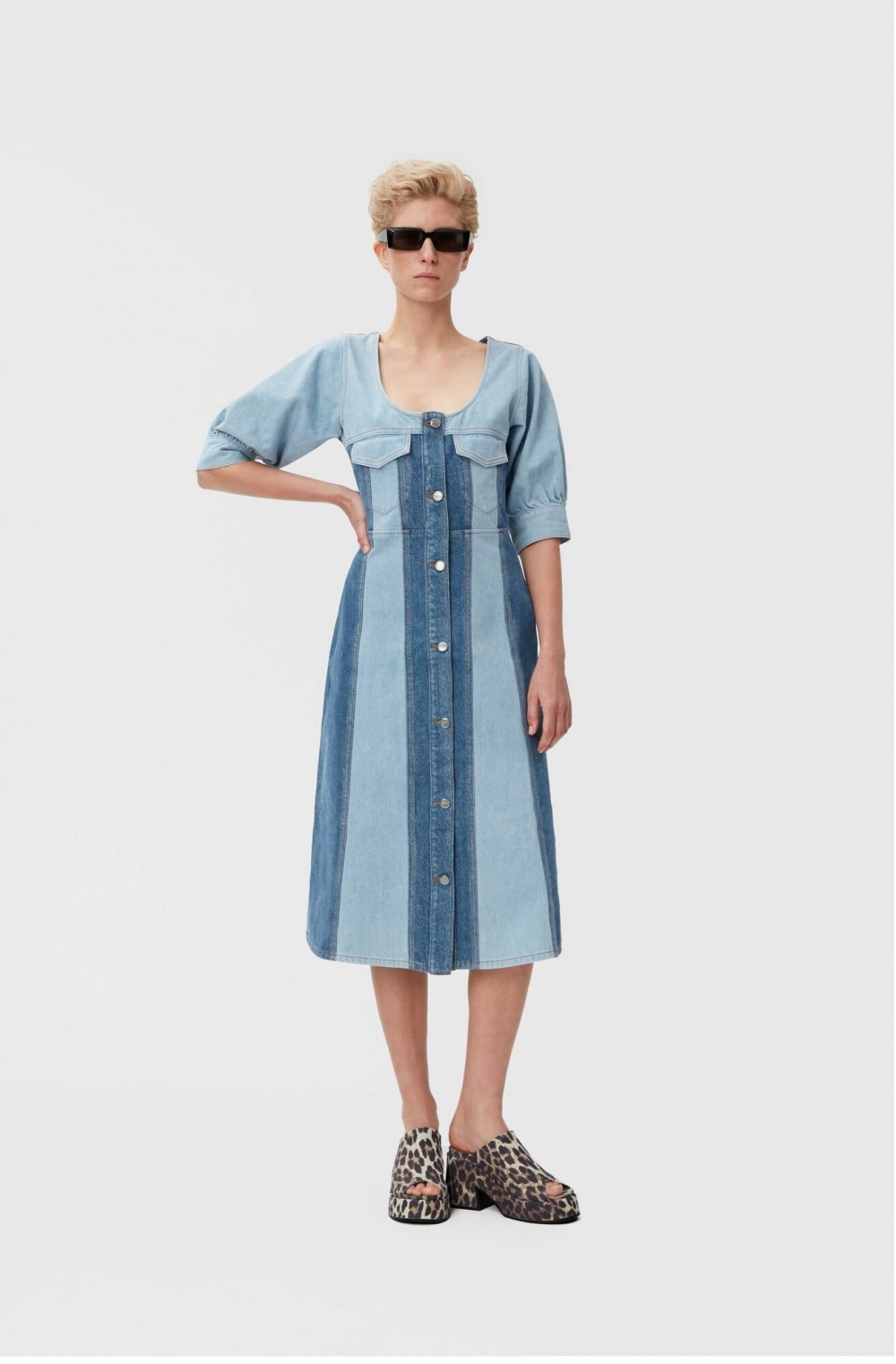 大衣領的設計也相當可愛。