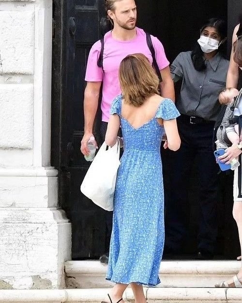 露背的設計也非常時髦。