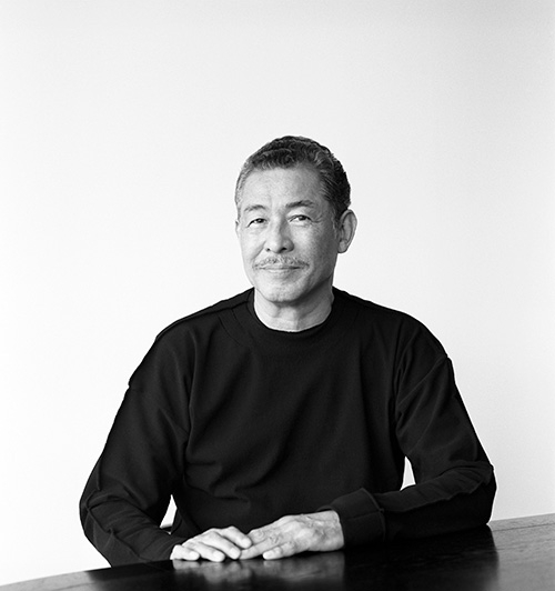 日本傳奇設計師Issey Miyake（三宅一生）享年84歲。