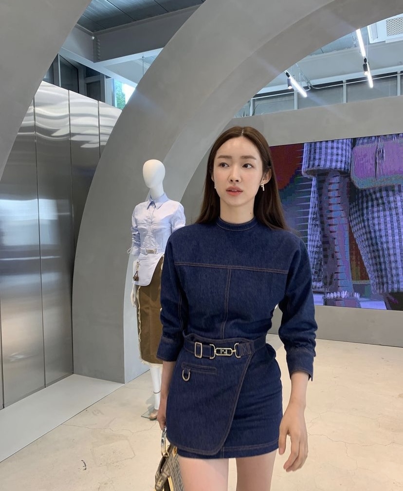 簡約高級的單品打造日常穿搭。