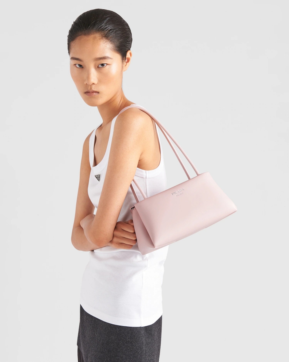 模特兒演繹Prada Small Leather Bag-Alabaster。