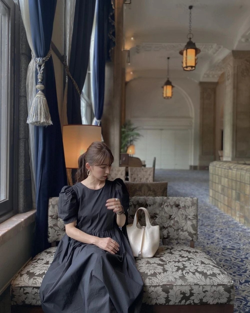 浪漫的淑女穿搭也能搭配。