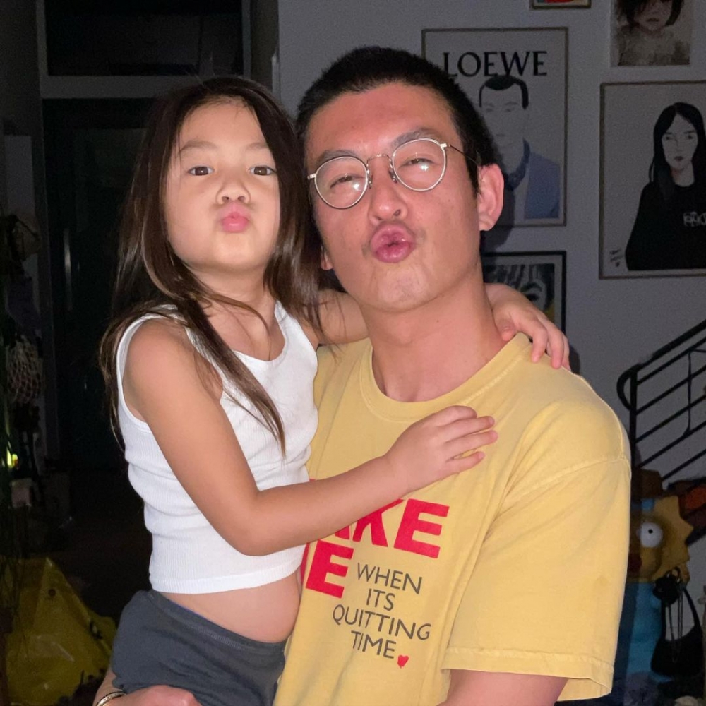 陳冠希享受陪伴在女兒身邊的模樣。