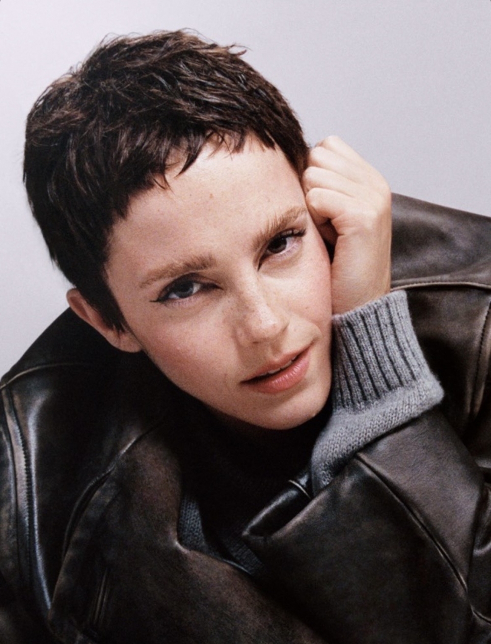 這次的極短髮造型讓她看起來更加俐落。