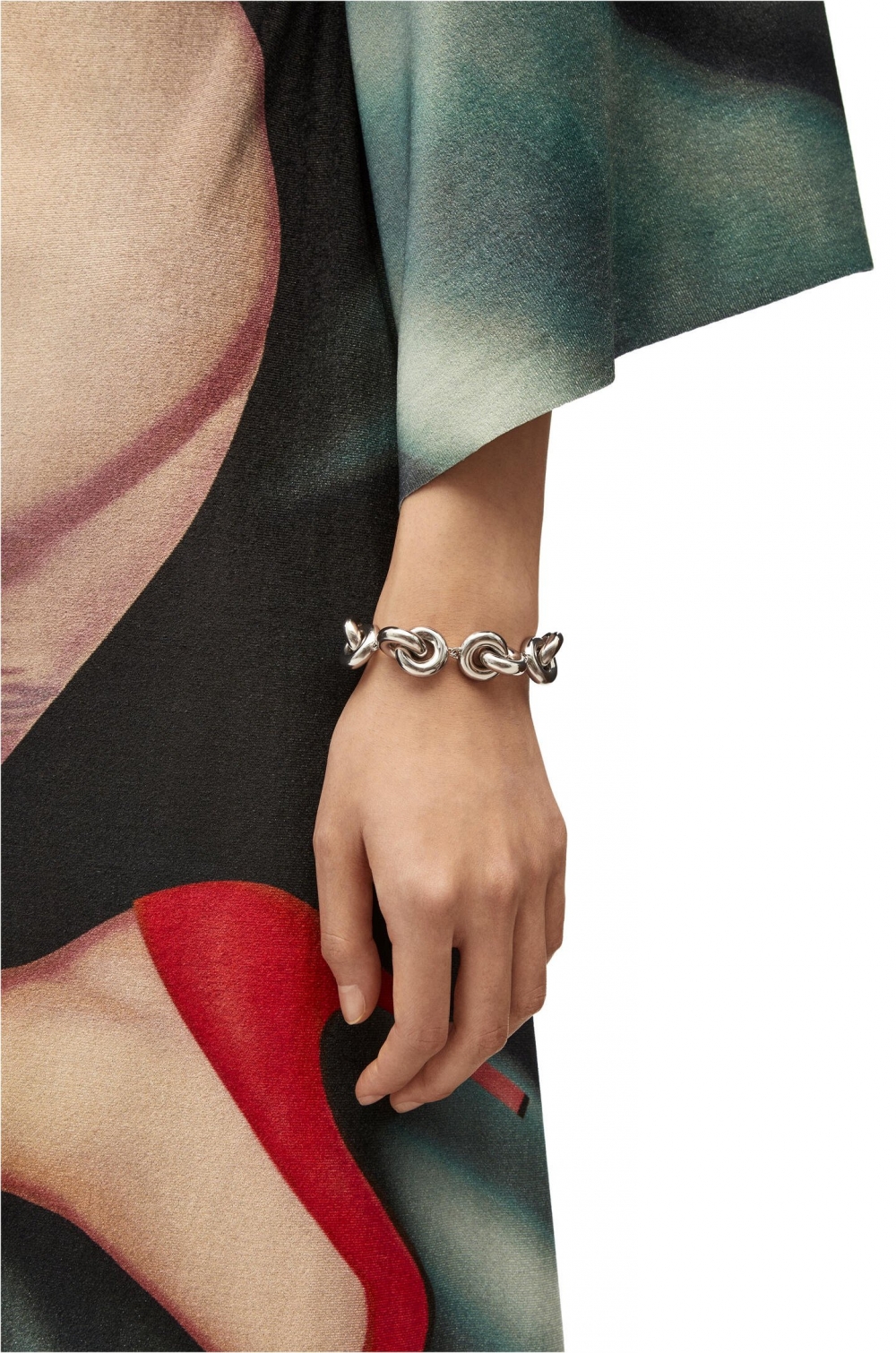 模特兒示範銀色Donut Link Bracelet。