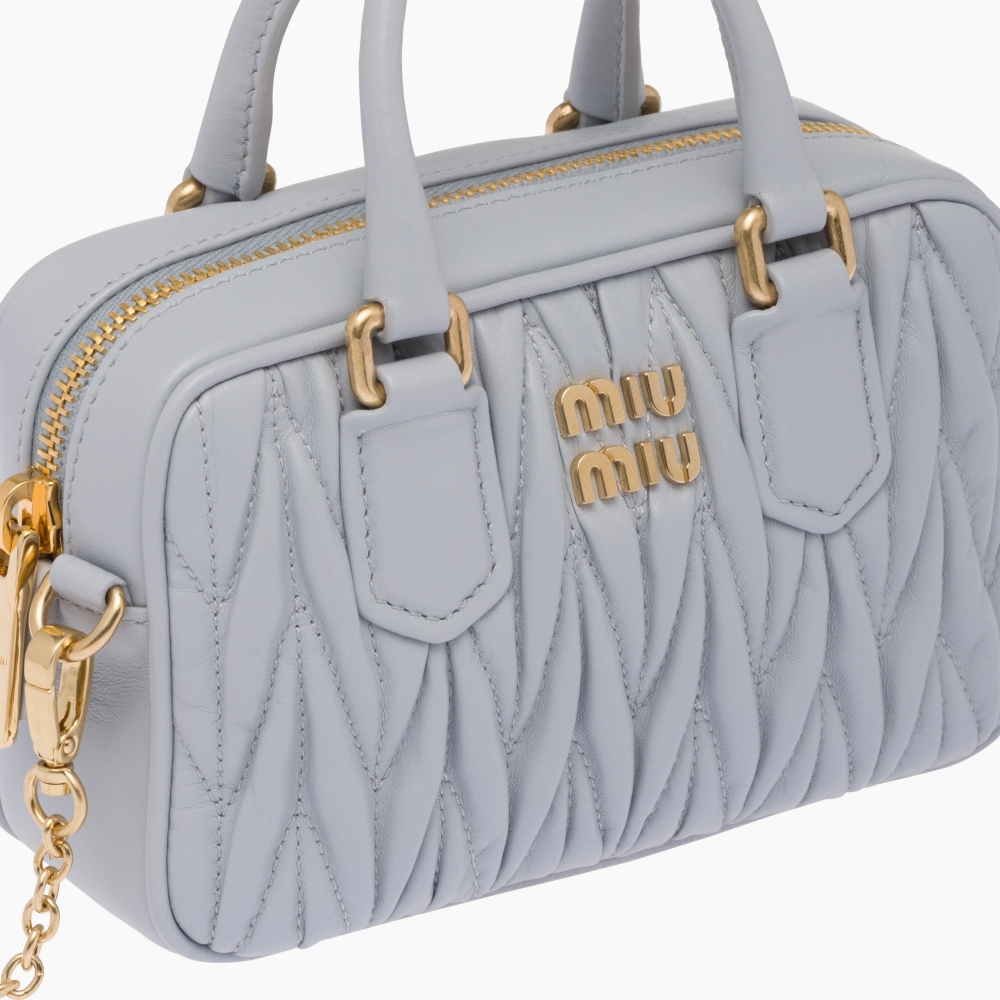 呈現出介於正裝與休閒之間的時尚品味。