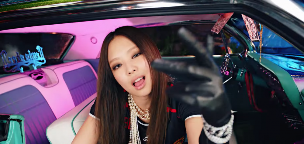 另一套穿搭則是較為街頭潮流。