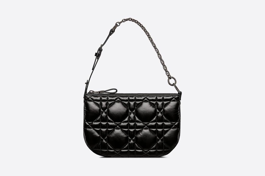 時髦的迷你手袋也是許多人喜歡的設計。