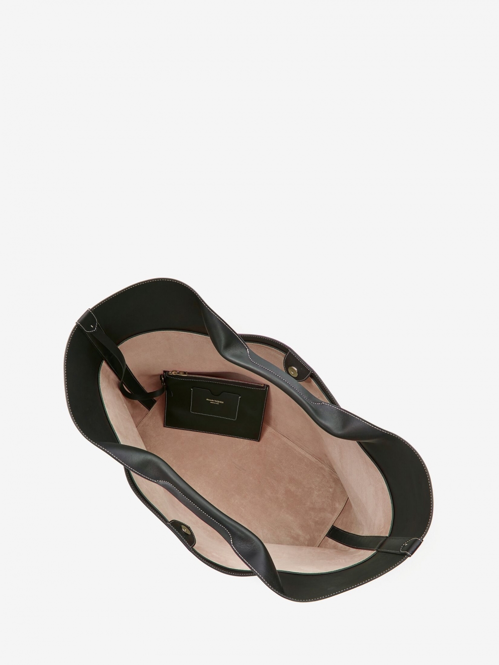 專注於女性手袋對足夠空間的整體需求。