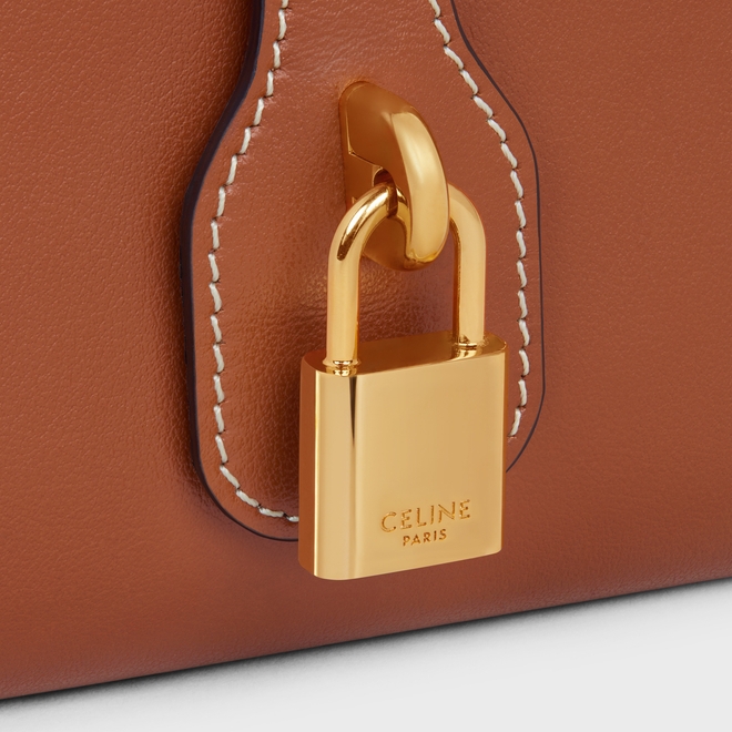 Small Strap Wallet全新鎖頭設計。