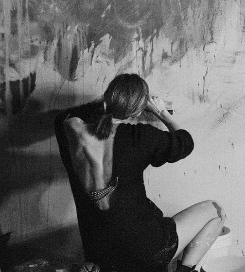 她在形象影片中還是中長髮的造型。