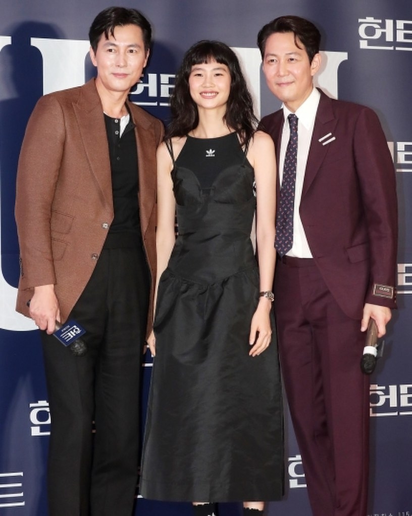 鄭浩妍也在出席公開活動時穿上了此品牌的連身裙。