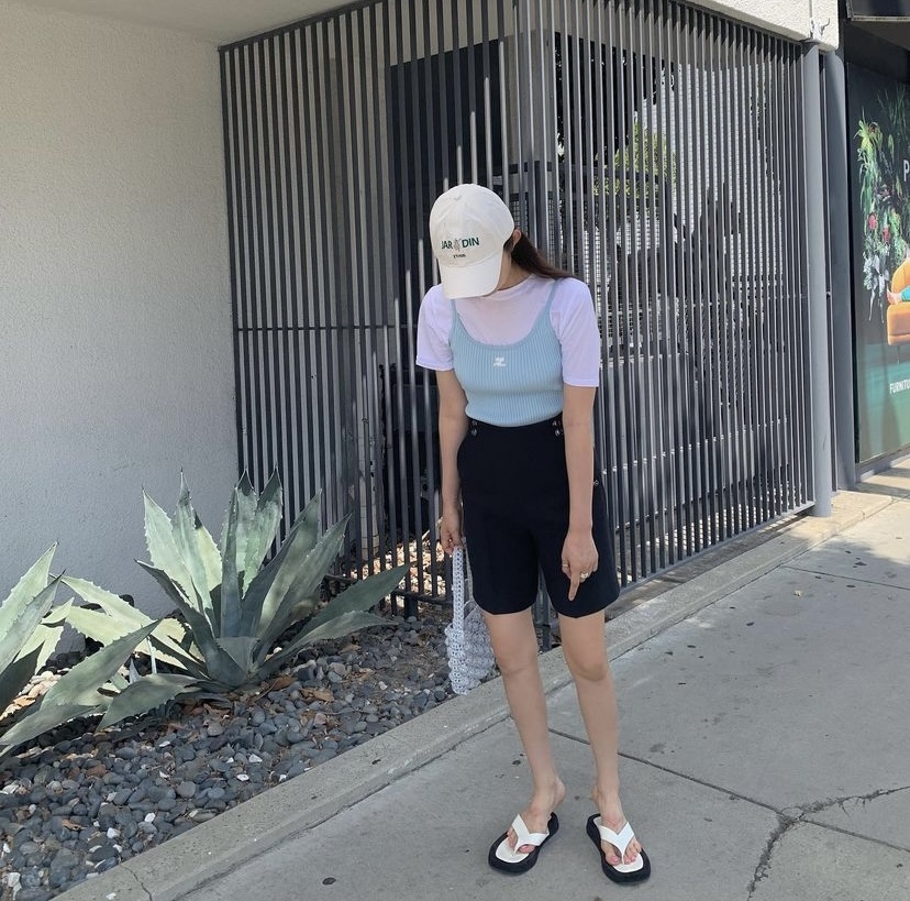 薄短袖作為內搭,外面則加一件短版可愛的背心。