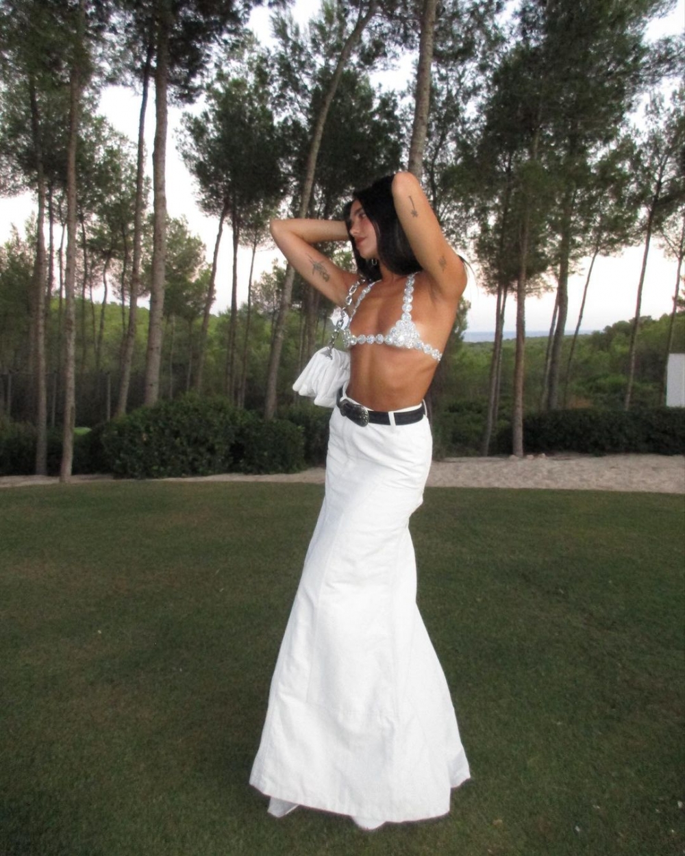 一條白色長裙及超高厚底高跟鞋。