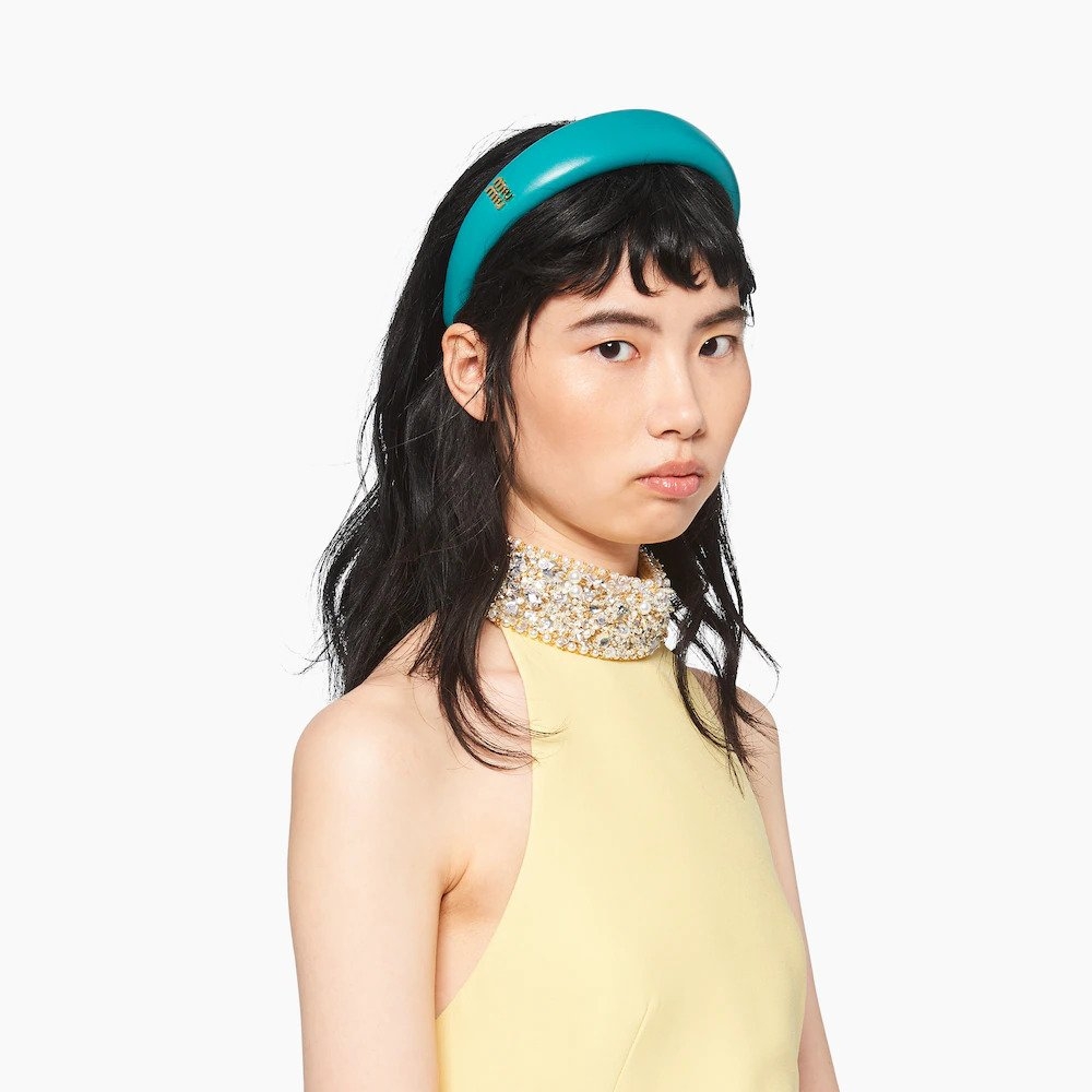 模特兒詮釋Patent Leather Headband。