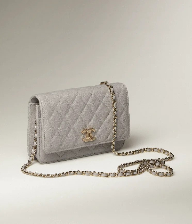 銀包加入金屬鍊條背帶。