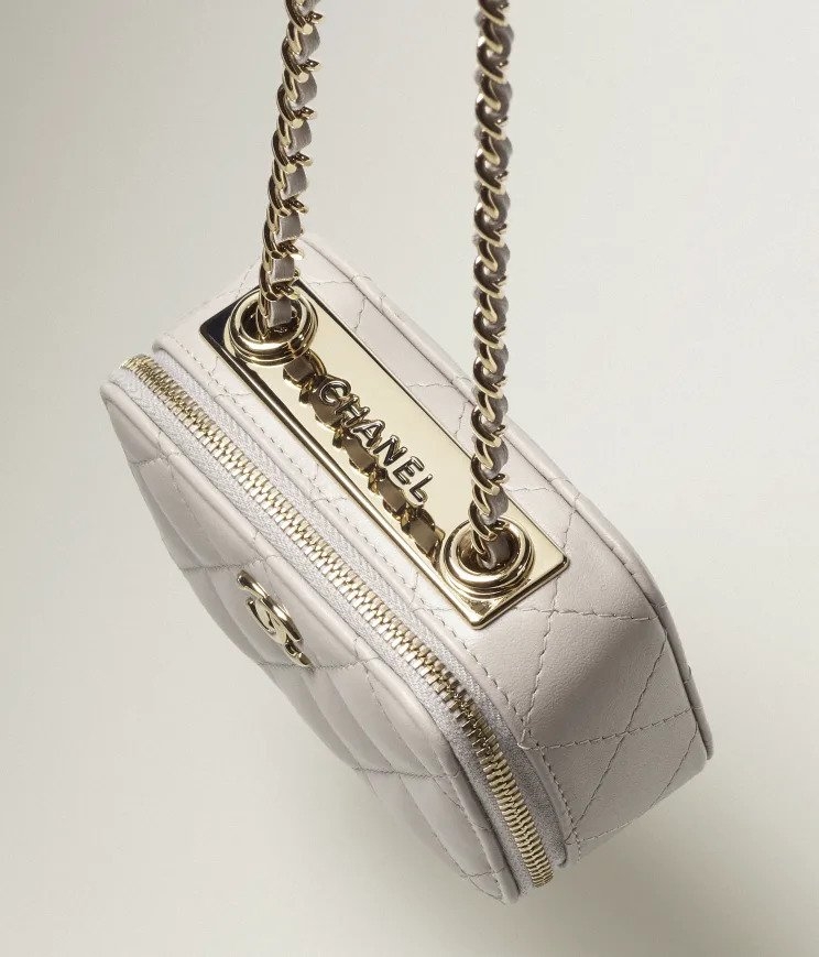 長方輪廓搭配灰色絎縫菱格紋。