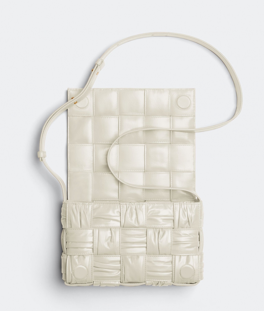 放大編織的Cassette加入了皺摺效果。