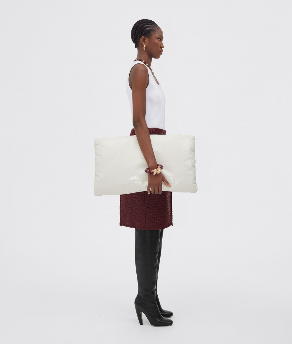 模特兒示範Large Pillow Pouch-White。