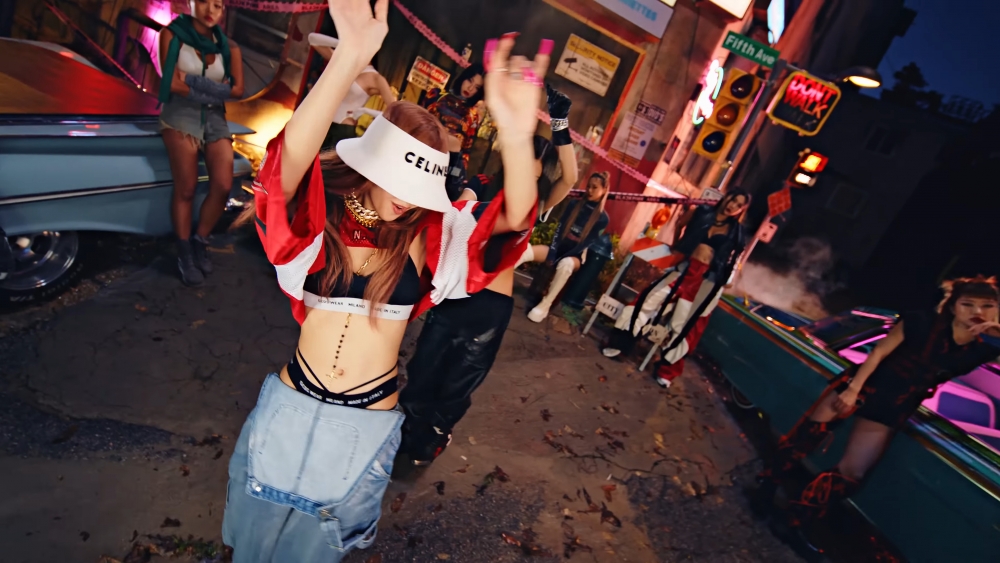 Lisa在Rap的曲段中配戴的CELINE氈絨帽。