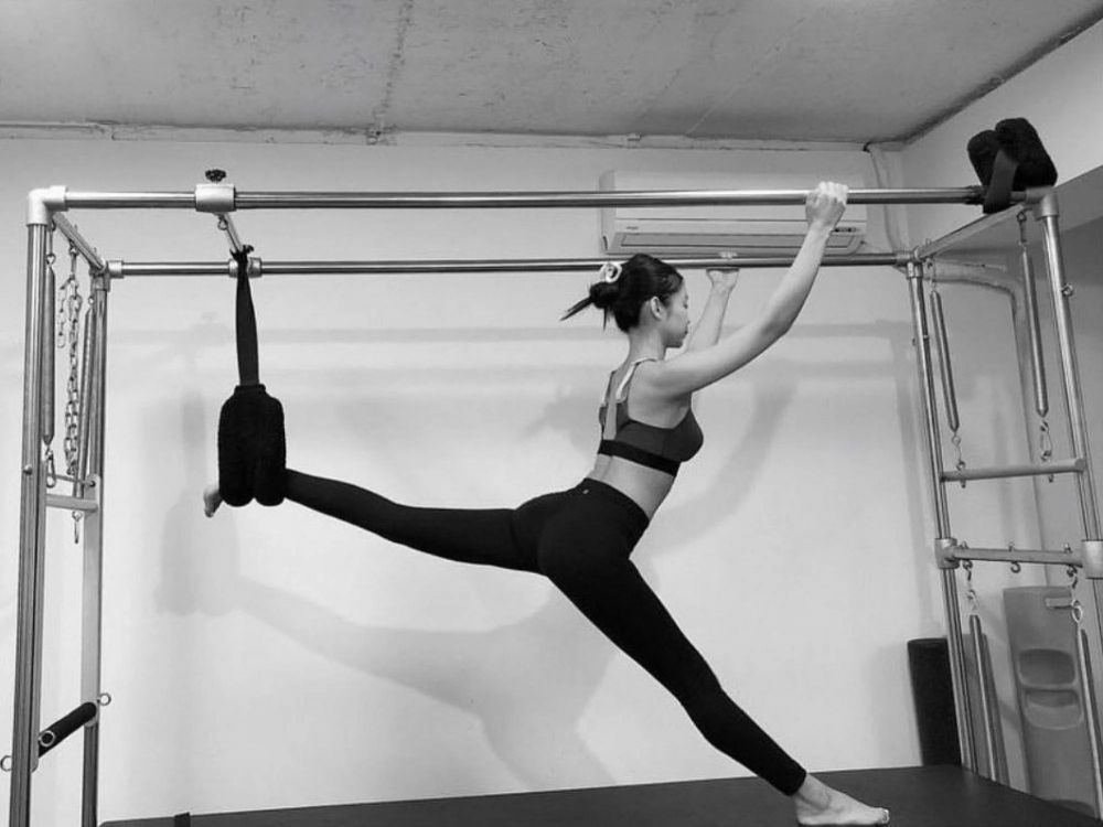 Jennie靠Pilates鍛鍊出結實的姿態。