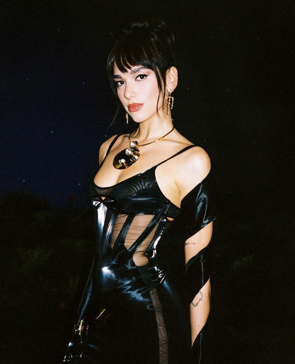 Dua Lipa則是在舞台上選擇品牌的服裝。
