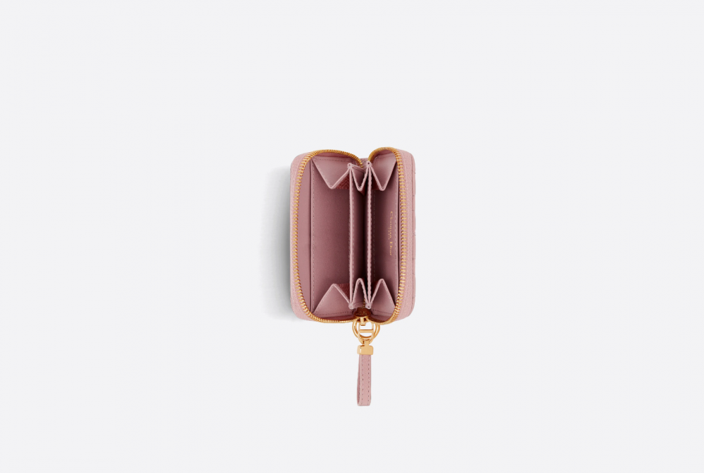 拉鍊的設計在使用上更加方便。