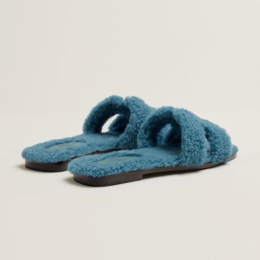 採用奢華的羊毛皮製成。