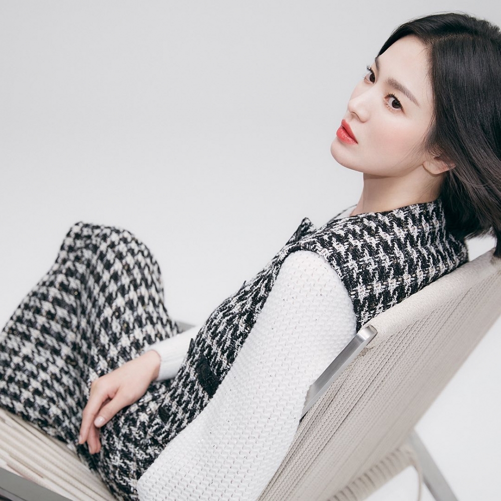 在秋天的穿搭中，也能加入一些千鳥格的單品。