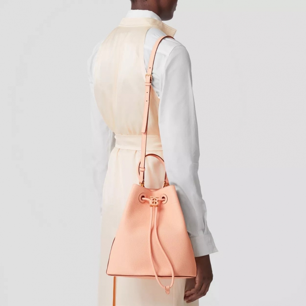 模特兒演繹Grainy Leather Small TB Bucket Bag-Peach Pink。