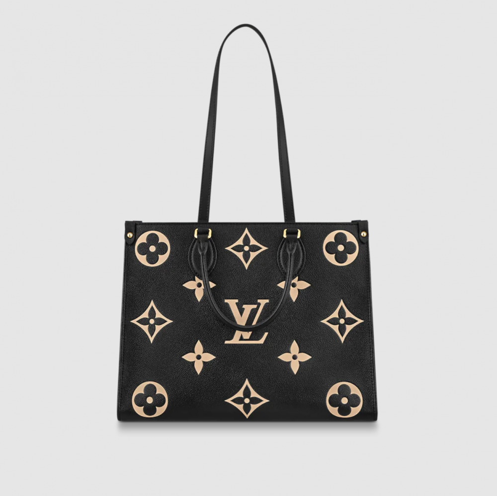 這款手袋特別設計成還能肩背的設計，讓使用上更加便利。